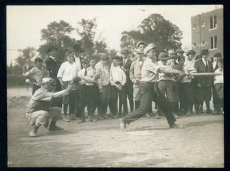Garçon frappant pendant un match de baseball de rue